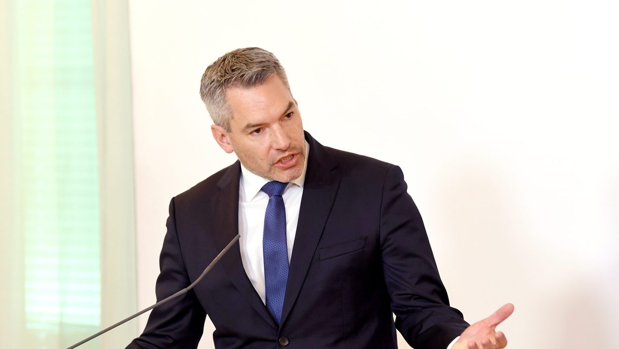 ÖSTERREICH: Innenminister Karl Nehammer (ÖVP) während einer PK der Bundesregierung zur aktuellen Lage in der Coronakrise am Montag, 30. März 2020 in Wien.