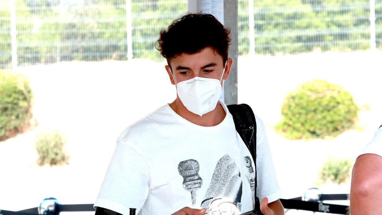 Der rechte Arm ist bandagiert: Marquez wird versuchen, in Jerez zu fahren