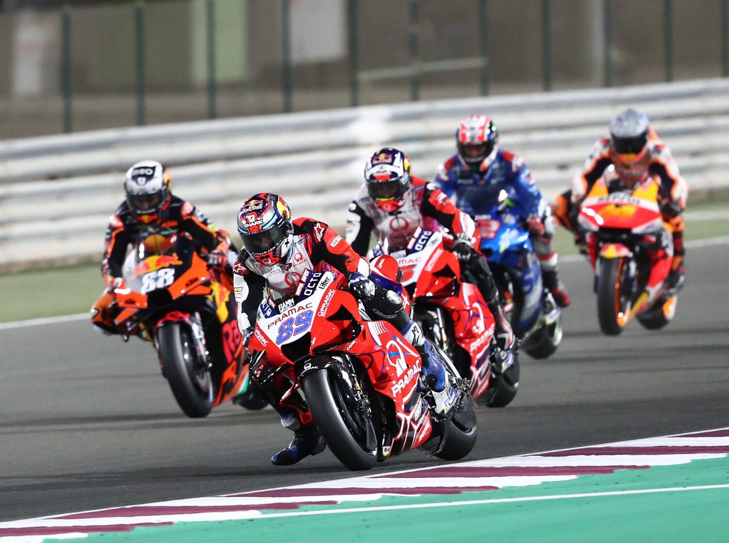 In der MotoGP wird mit Benzin-Motoren und einem Hubraum von 1.000 ccm gefahren.