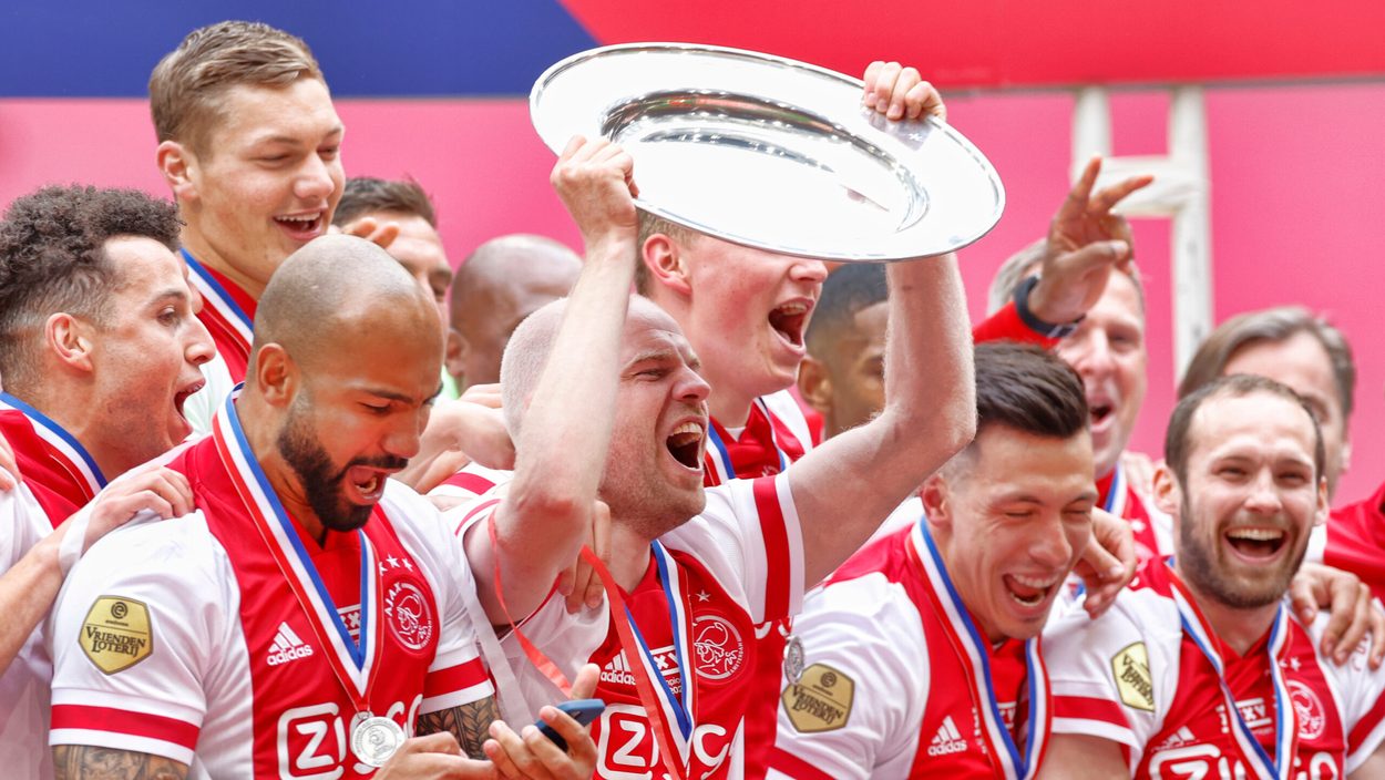 AMSTERDAM,NETHERLANDS,02.MAY.21 - SOCCER - Eredivisie, Ajax Amsterdam, championship celebration. Image shows the rejoicing of Ajax with Davy Klaassen (Ajax).
