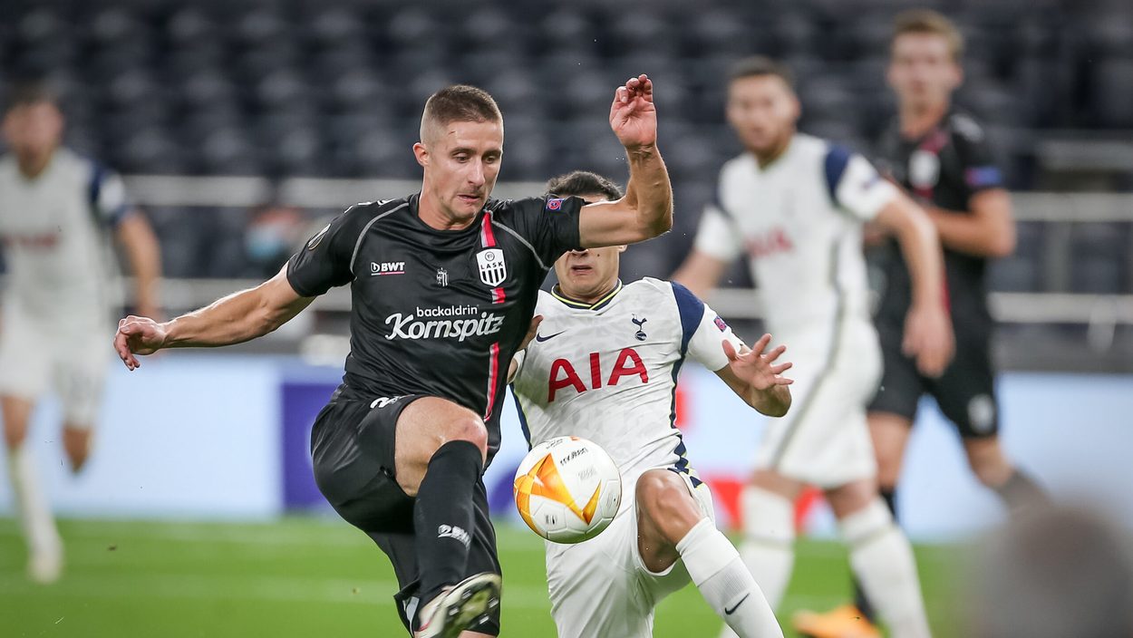 LONDON,ENGLAND,22.OCT.20 - SOCCER - UEFA Europa League, group stage, Tottenham Hotspur vs Linzer ASK. Image shows Reinhold Ranftl (LASK) and Sergio Reguilon (Tottenham). Photo: GEPA pictures/ Manfred Binder