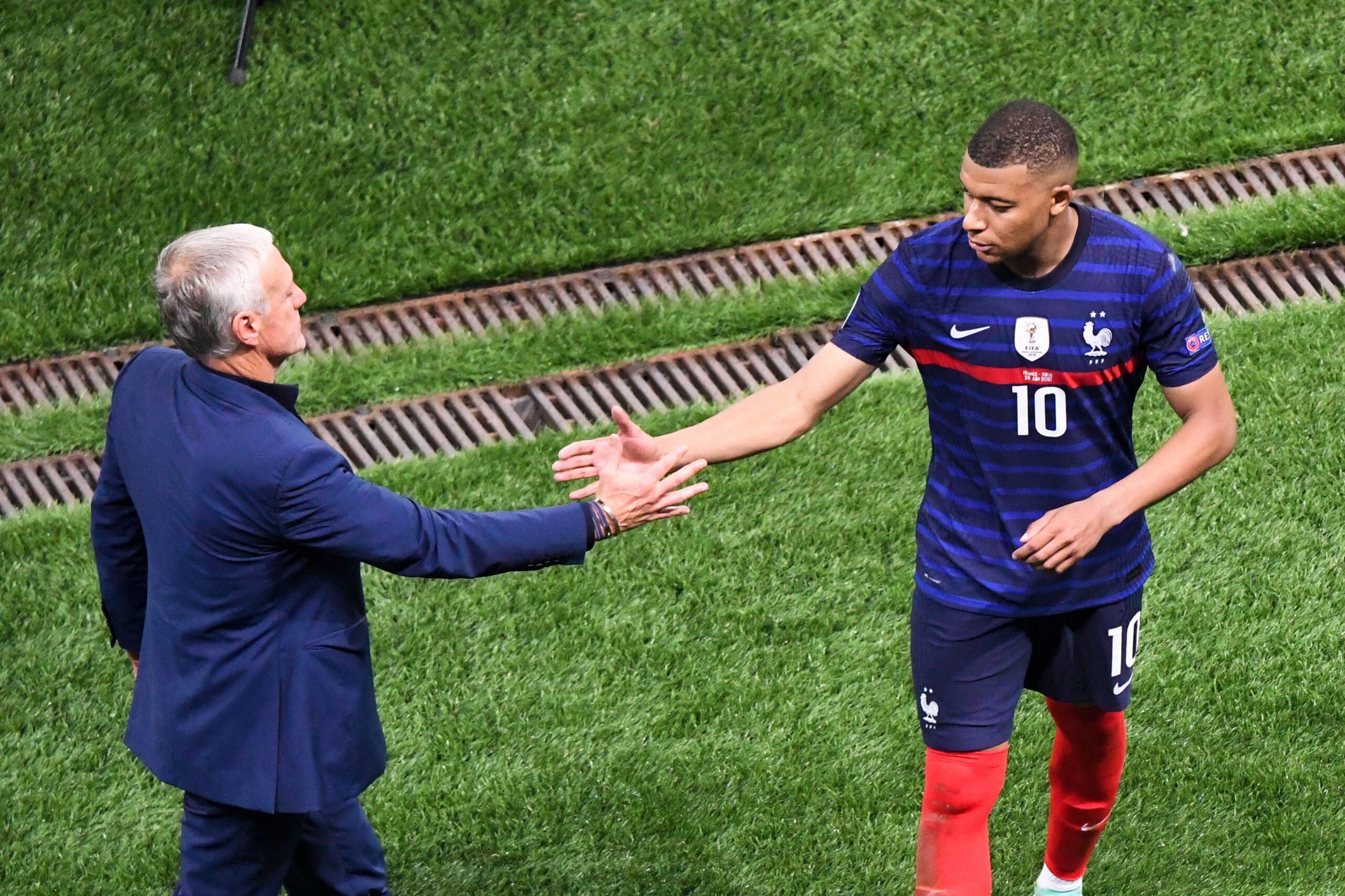 BUCHAREST,ROMANIA,28.JUN.21 - SOCCER - UEFA European Championship, international match, round of 16, France vs Switzerland. Image shows the disappointment of head coach Didier Deschamps and Kylian Mbappe (FRA).