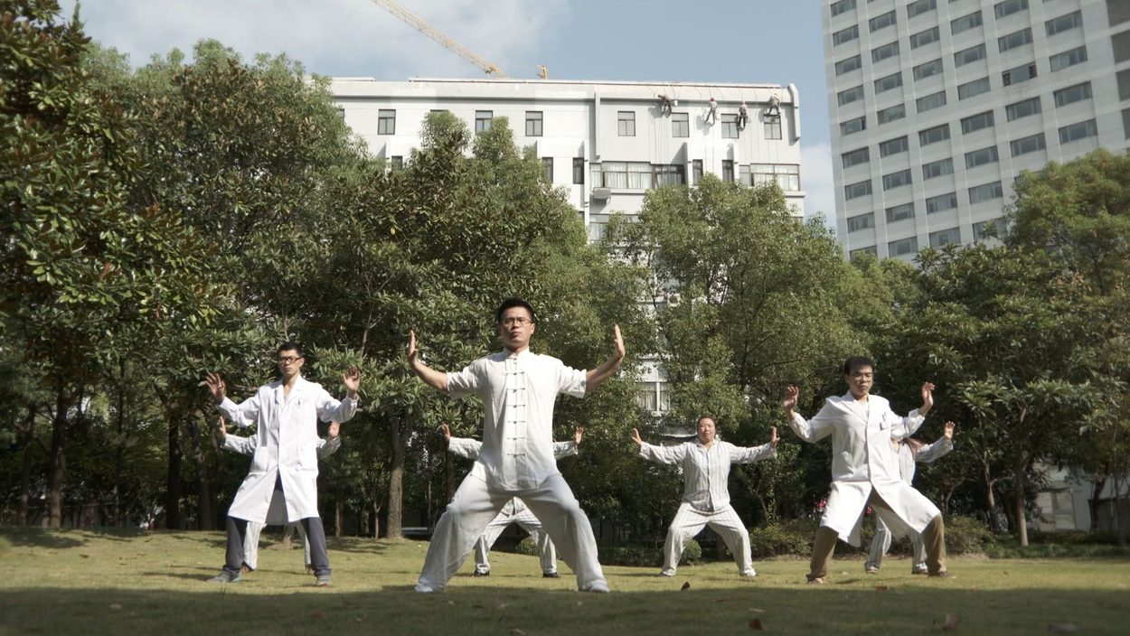 Aerzte und Patienten beim Kungfu in Shanghai