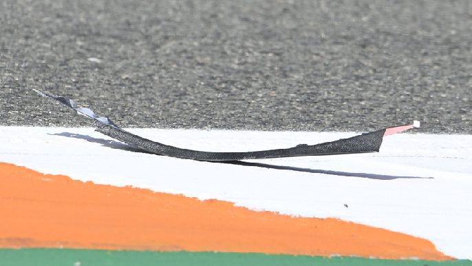 Während eines MotoGP-Rennens landen zuweilen Dinge auf der Piste, die dort nicht hingehören.