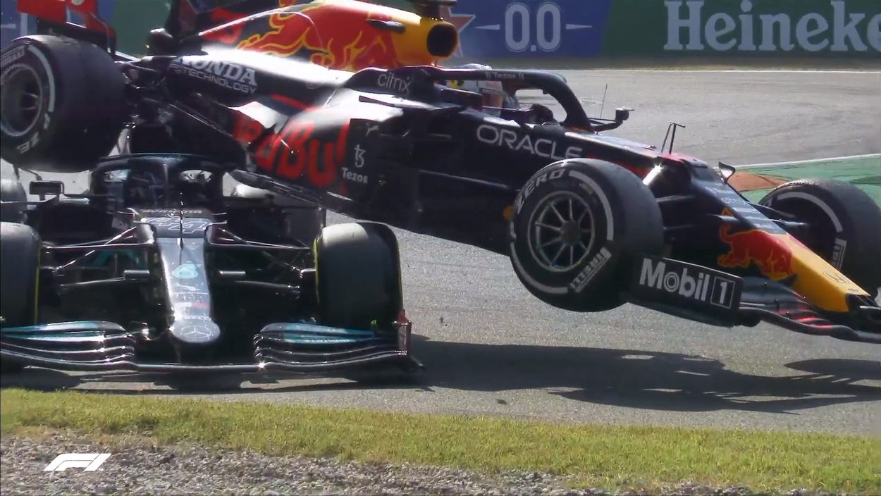 Über diese Szene wird wohl noch längere Zeit heiß diskutiert werden: Max Verstappen und Lewis Hamilton kollidieren in Monza - für beide WM-Rivalen ist der Italien-GP früh beendet.