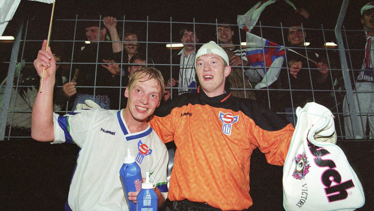 LANDSKRONA,SWEDEN,12.SEP.90 - SOCCER - UEFA EURO 1992, qualification, OEFB international match, Faroe Islands vs Austria. Image shows the rejoicing of Julian Hansen and Jens Martin Knudsen (FRO).