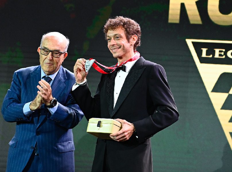 Die frisch gebackene MotoGP-Legende Valentino Rossi bei FIM-Awards mit Dorna-Boss Carmelo Ezpeleta.