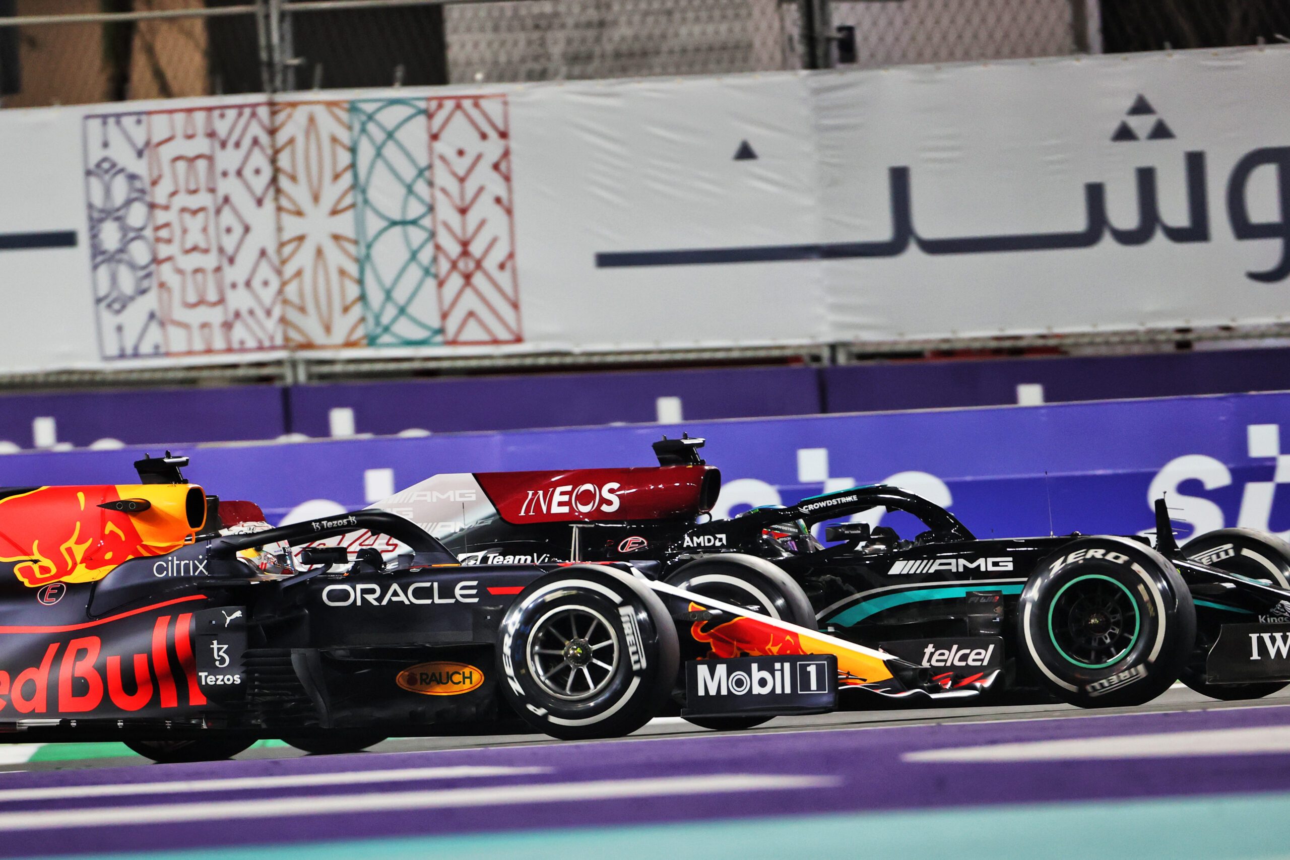 Formel 1 Lewis Hamilton gewinnt Chaos-Rennen in Jeddah