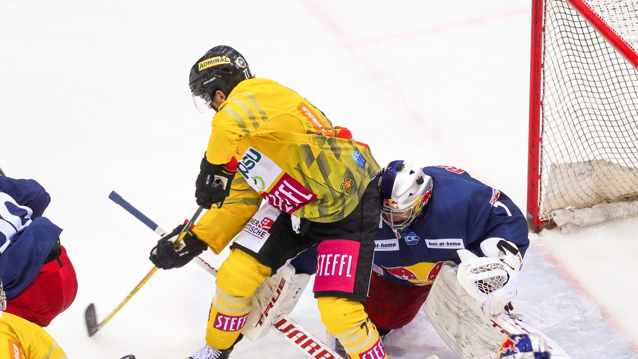 VIENNA,AUSTRIA,08.FEB.22 - ICE HOCKEY - ICE Hockey League, EC Vienna Capitals vs EC Red Bull Salzburg. Image shows Matt Bradley (Capitals) and Jean Philippe Lamoureux (EC RBS).