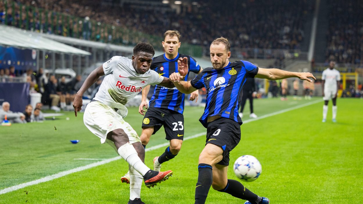 MILAN,ITALY,24.OCT.23 - SOCCER - UEFA Champions League, group stage, FC Internazionale Milano vs Red Bull Salzburg. Image shows Lucas Gourna-Douath (RBS) and Carlos Augusto (Inter).